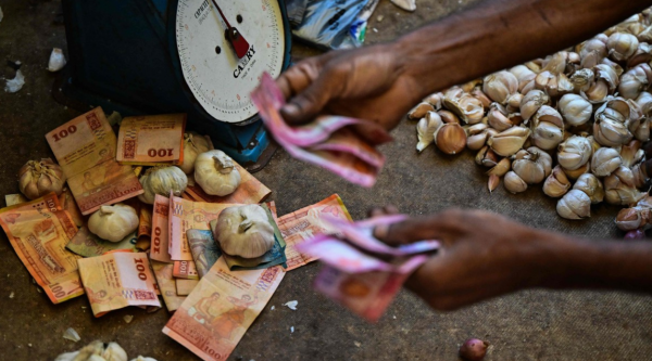 스리랑카 콜롬보에서 한 상인이 돈을 세고 있다