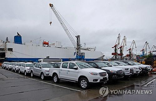 러시아 극동 블라디보스토크항에 하역되고 있는 중국산 자동차들 
