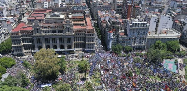 아르헨티나 대법원 앞에 운집한 반정부 시위대