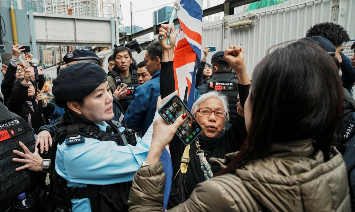 홍콩 국보법 재판정 앞 영국기 시위