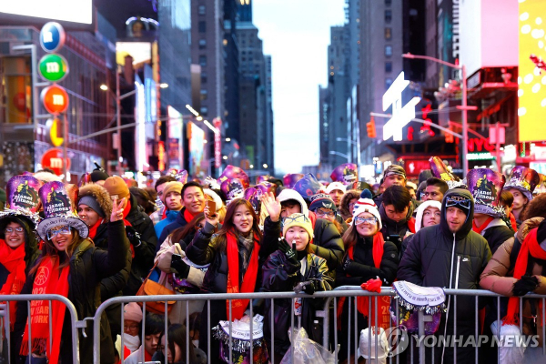 새해맞이 축하행사 기다리는 뉴욕 시민들