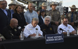 불법 이민자 체포법에 서명하는 美 텍사스 주지사