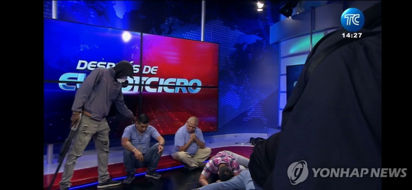 에콰도르 TV 생방송 스튜디오 난입한 괴한들