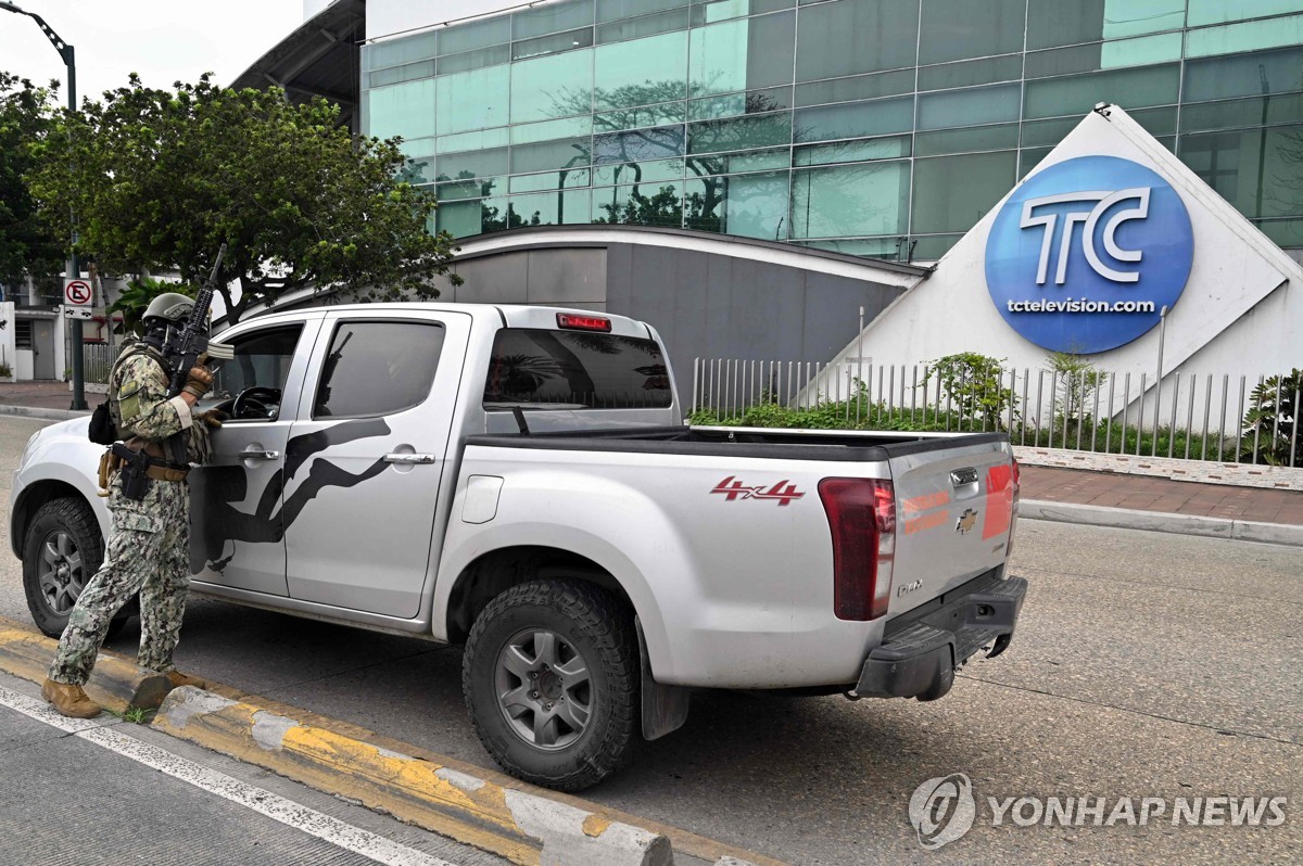 에콰도르 TV 방송국 앞에 출동한 군 장병