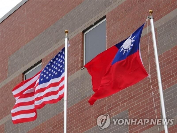 미국 성조기와 대만의 국기