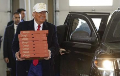 지난 14일 아이오와주에서 소방관들에게 피자를 전달하는 트럼프