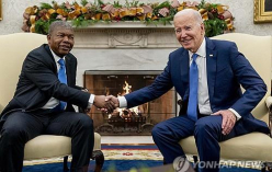 조 바이든 미국 대통령(오른쪽)과 주앙 로렌수 앙골라 대통령