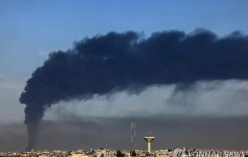 이스라엘군의 공습을 받은 가자지구 남부 칸 유니스에서 검은 연기가 치솟고 있다.