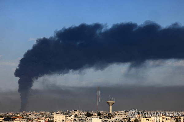 이스라엘군의 공습을 받은 가자지구 남부 칸 유니스에서 검은 연기가 치솟고 있다.