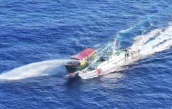 남중국해 필리핀 선박에 물대포 쏘는 중국 해양경비함