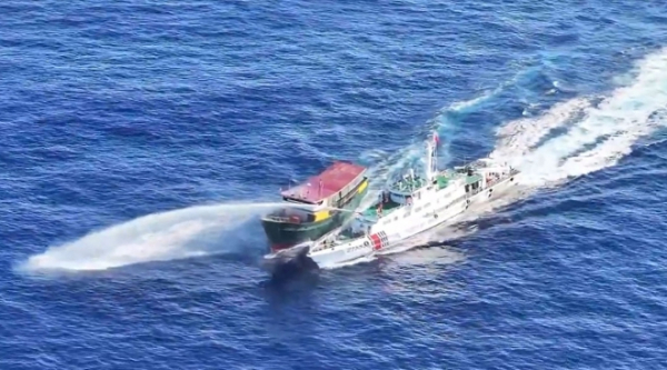 남중국해 필리핀 선박에 물대포 쏘는 중국 해양경비함
