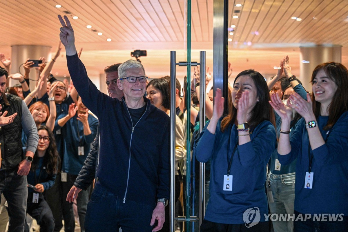 21일 중국 상하이 애플 새 매장 찾은 팀 쿡