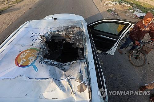 이스라엘군의 오폭으로 지붕에 구멍이 뚫린 구호 차량