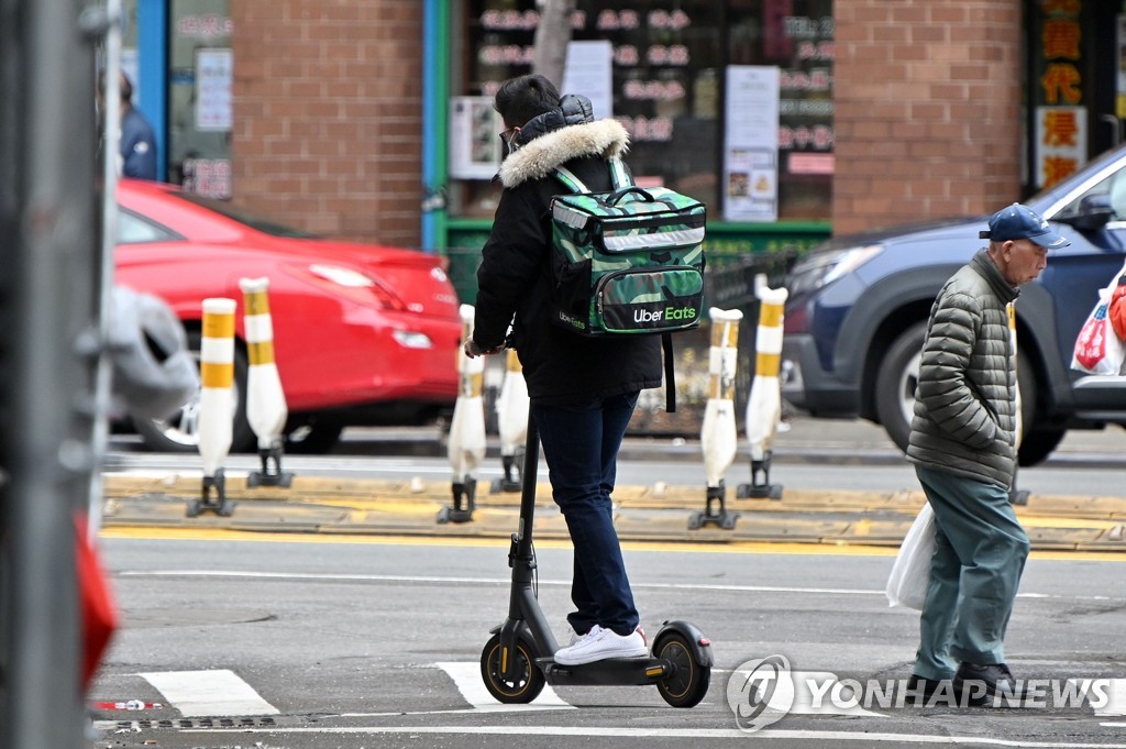 뉴욕 차이나타운에서 전동 킥보드 타고 음식 배달