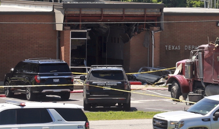 지난 12일(현지시간) 텍사스 공공안전부 건물에 대형 트럭이 돌진해 벽 일부가 파손된 모습