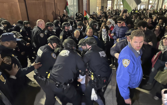 뉴욕대 친팔레스타인 시위대 체포하는 경찰