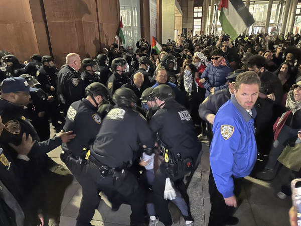 뉴욕대 친팔레스타인 시위대 체포하는 경찰
