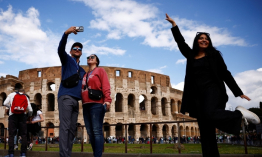 이탈리아 로마 콜로세움 앞의 관광객들 모습