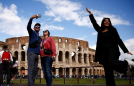 이탈리아 로마 콜로세움 앞의 관광객들 모습