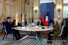 시진핑 중국 국가주석(탁자 왼쪽부터)과 에마뉘엘 마크롱 프랑스 대통령, 우르줄라 폰데어라이엔 EU 집행위원장이 6일(현지시간) 오전 엘리제궁에 모여 무역 문제와 우크라이나 전쟁 등에 관해 회담