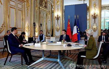 시진핑 중국 국가주석(탁자 왼쪽부터)과 에마뉘엘 마크롱 프랑스 대통령, 우르줄라 폰데어라이엔 EU 집행위원장이 6일(현지시간) 오전 엘리제궁에 모여 무역 문제와 우크라이나 전쟁 등에 관해 회담