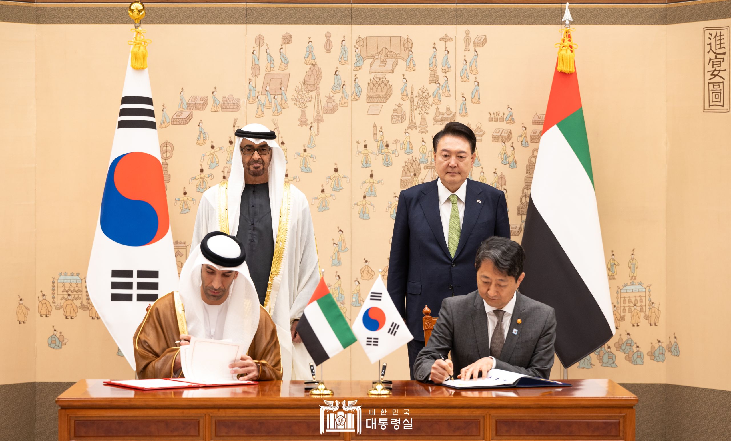 아랍에미리트연합국(UAE) 대통령과 함께 한-UAE 협정 및 MOU 체결식