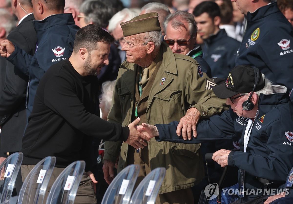 2차대전 참전용사들과 악수하는 우크라이나 대통령