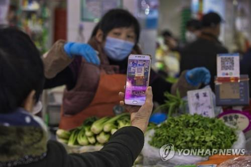 중국 상하이 시장서 알리페이로 결제하는 모습.