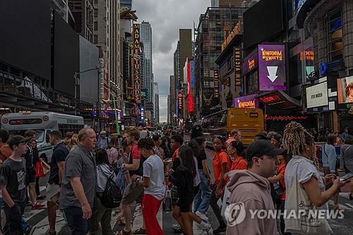 뉴욕 타임스스퀘어 거리의 행인들