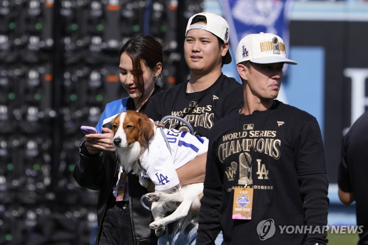 1일(현지시간) 아내, 반려견과 함께 LA 다저스 우승 축하행사 참석한 오타니