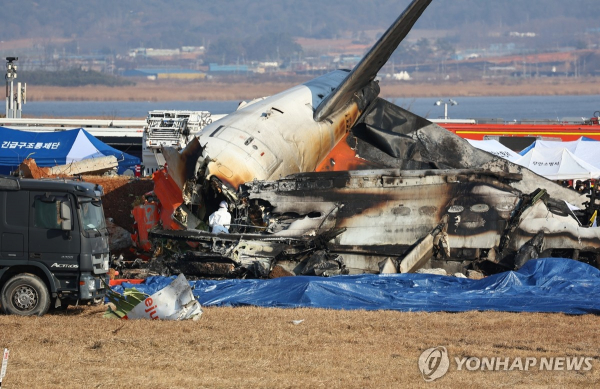 사고 여객기 내부 수색하는 소방구급대원