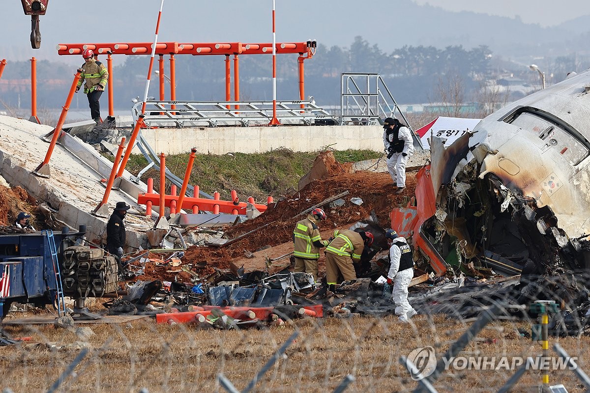 무안공항 방위각 시설 살피는 과학수사대