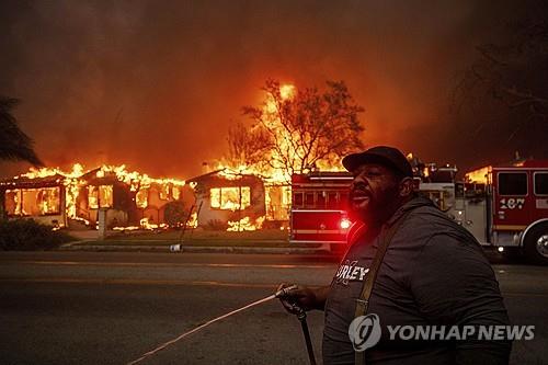 캘리포니아주 이튼서 발생한 산불로 불에 타는 민가