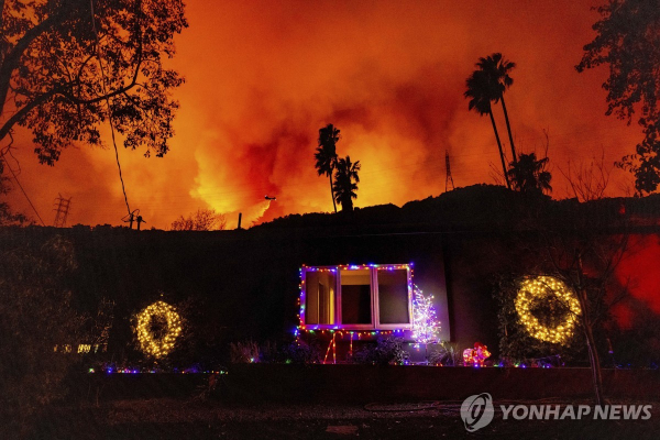 10일(현지시간) 화염이 번지고 있는 LA 맨더빌캐니언 지역