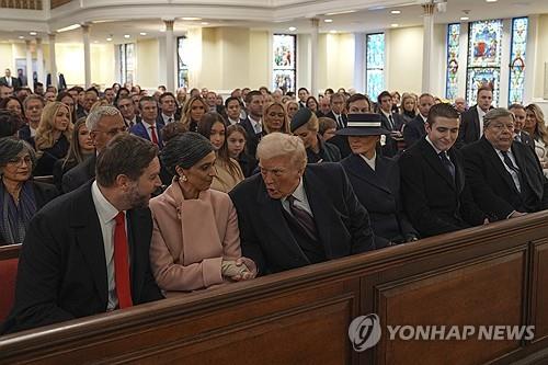 취임 당일 첫 일정으로 '대통령의 교회' 찾은 트럼프