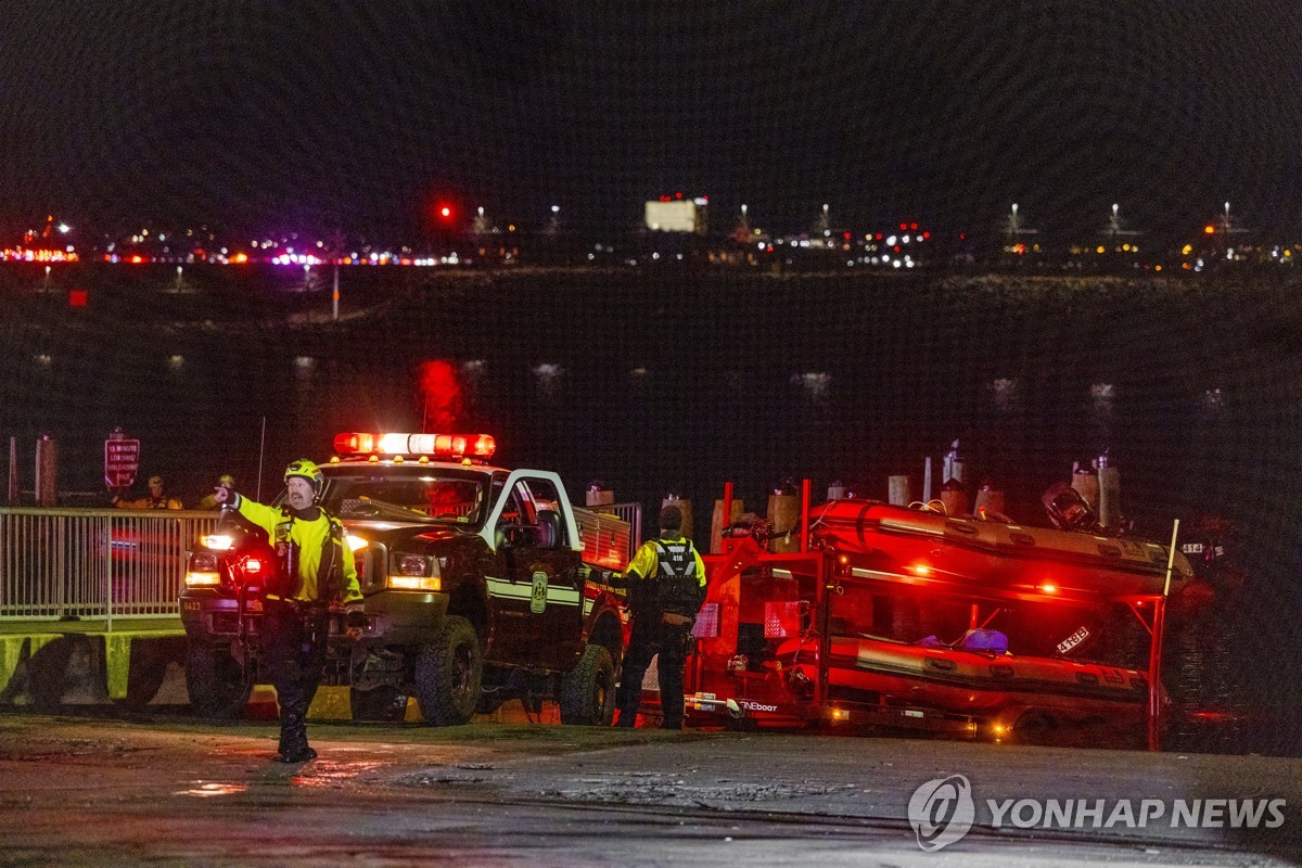 29일(현지시간) 미국 워싱턴 로널드 레이건 공항 여객기 추락 현장 인근 포토맥 강을 수색하는 모습