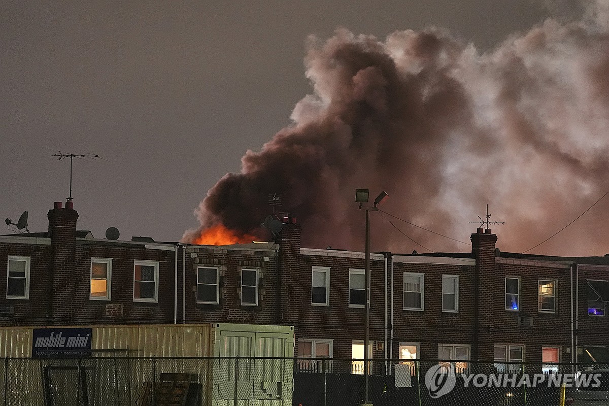 필라델피아 항공기 추락 현장 주변의 연기