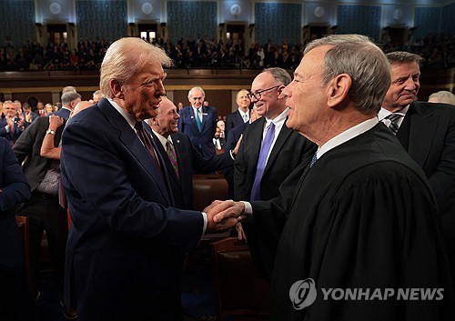 의회연설 뒤 트럼프 대통령과 악수하는 로버츠 대법관