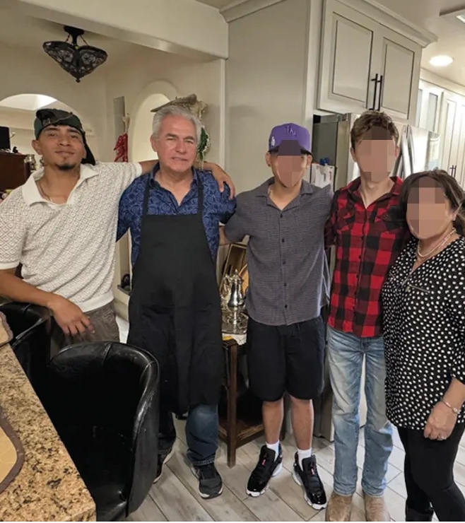 판사가족과 함께 찍은 갱단원 사진