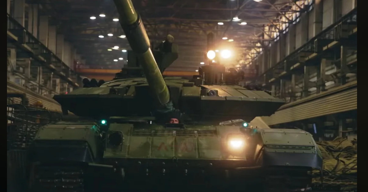러시아 군수공장에서 생산되어 나오는 T-90 탱크