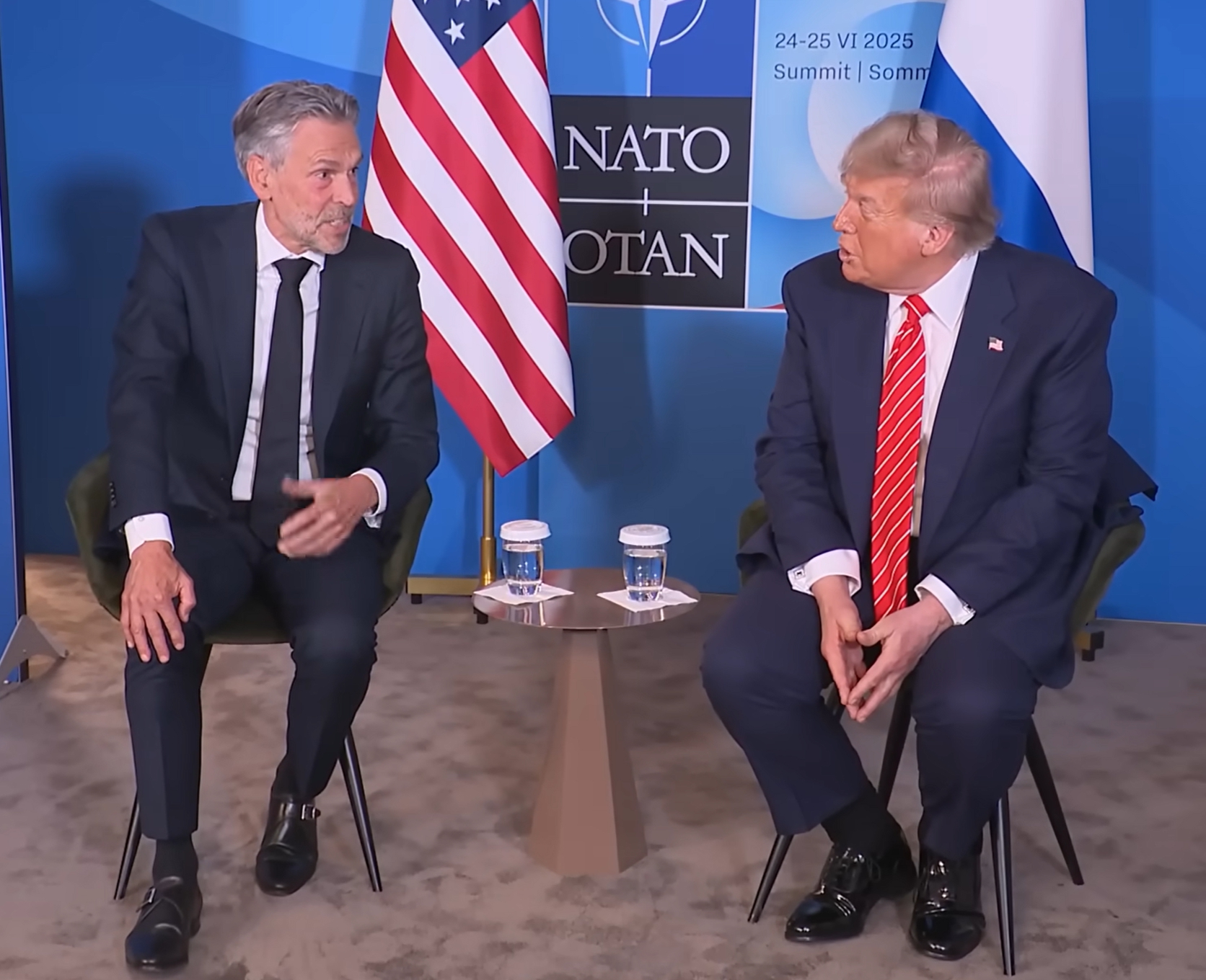 나토에 참석해 네덜란드 총리와 회담하는 트럼프 대통령