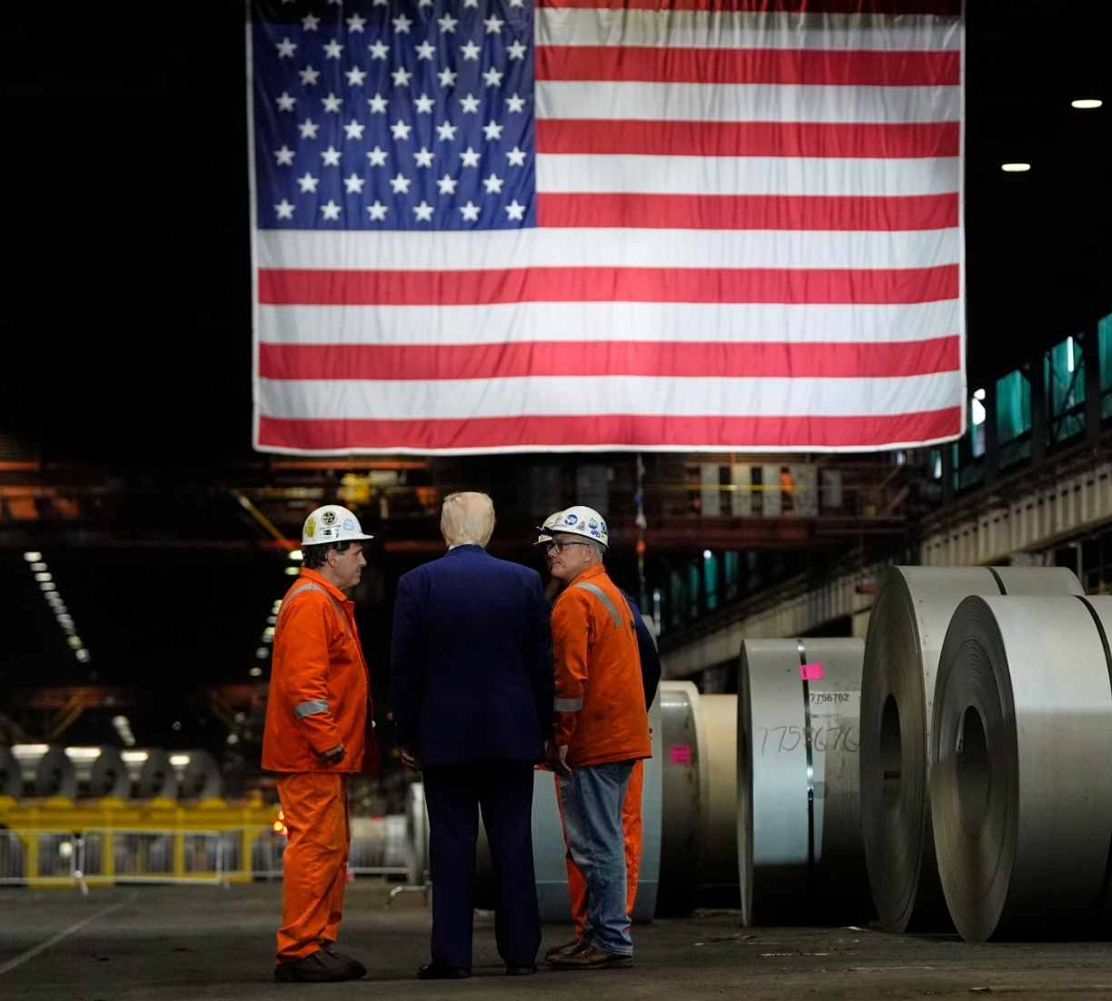US 스틸 방문해 근로자와 대화하는 트럼프 대통령