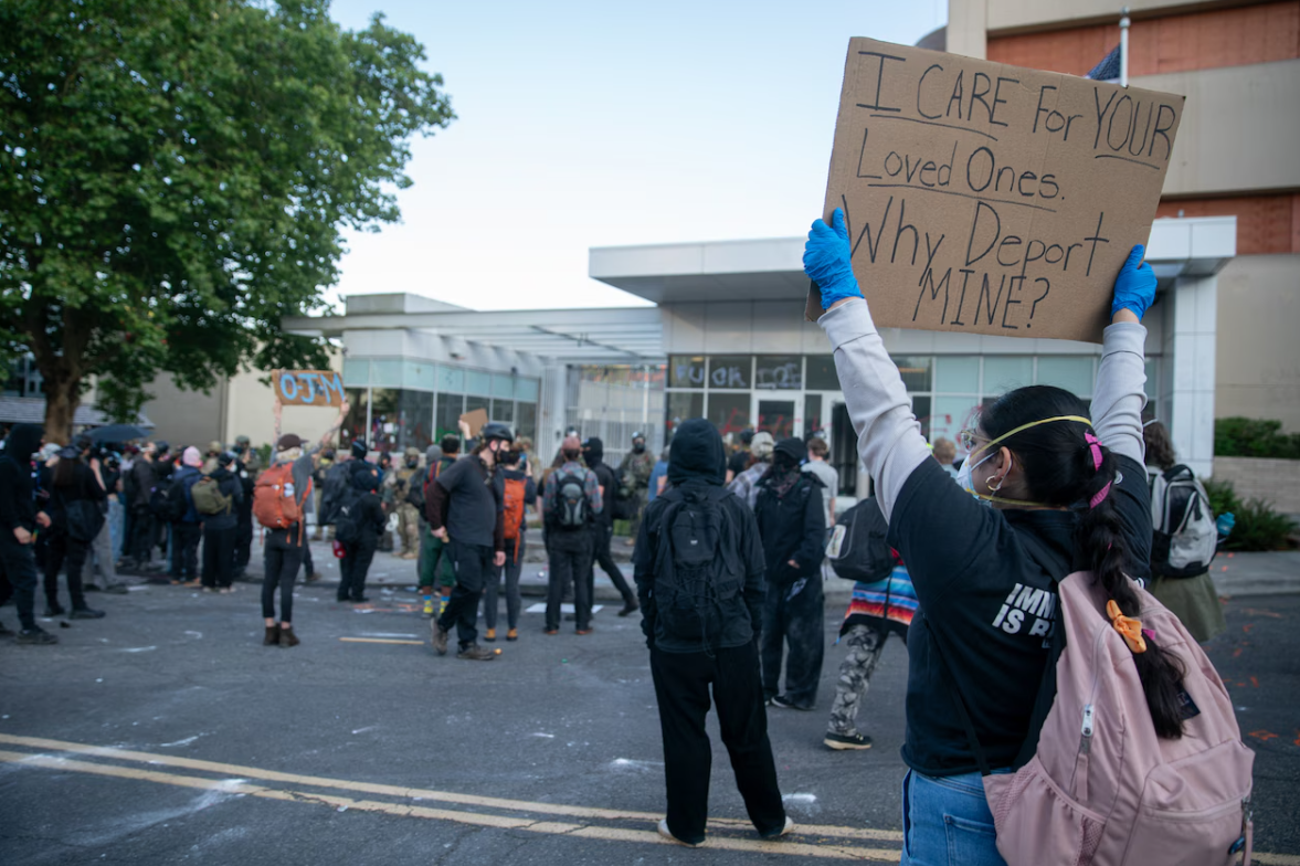 포틀랜드 반 ICE 시위 -The Oregonian