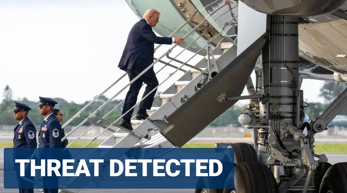 소형계단 이용해 탑승하는 트럼프 대통령