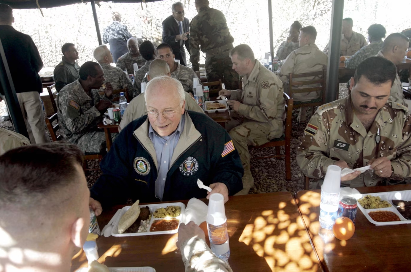 2005년 이라크전 당시 병사들과 같이 식사하는 딕 체니 부통령