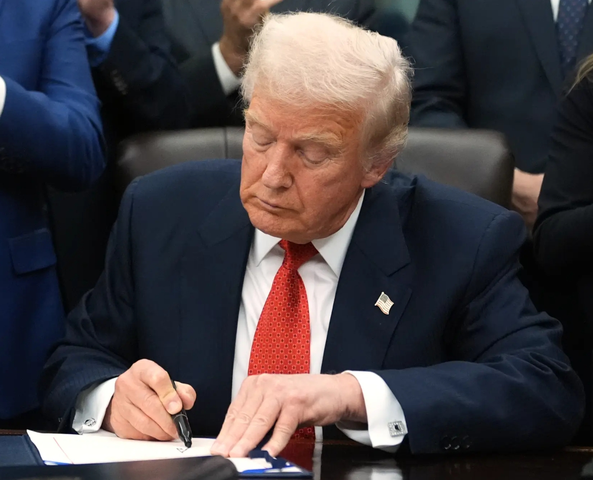 하원 통과한 셧다운 종료안에 서명하는 트럼프 대통령