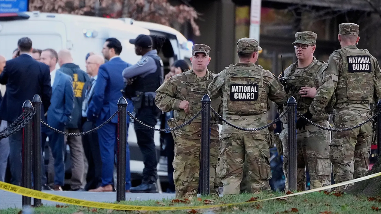 DC 방위군 총격사건 후 방위군들이 모여 있는 모습