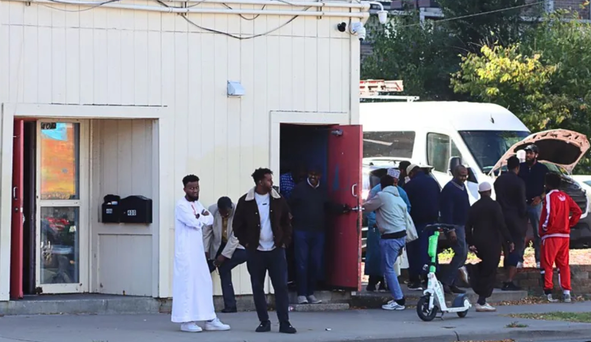 미니아폴리스에 있는 모스크에 모여있는 남성들