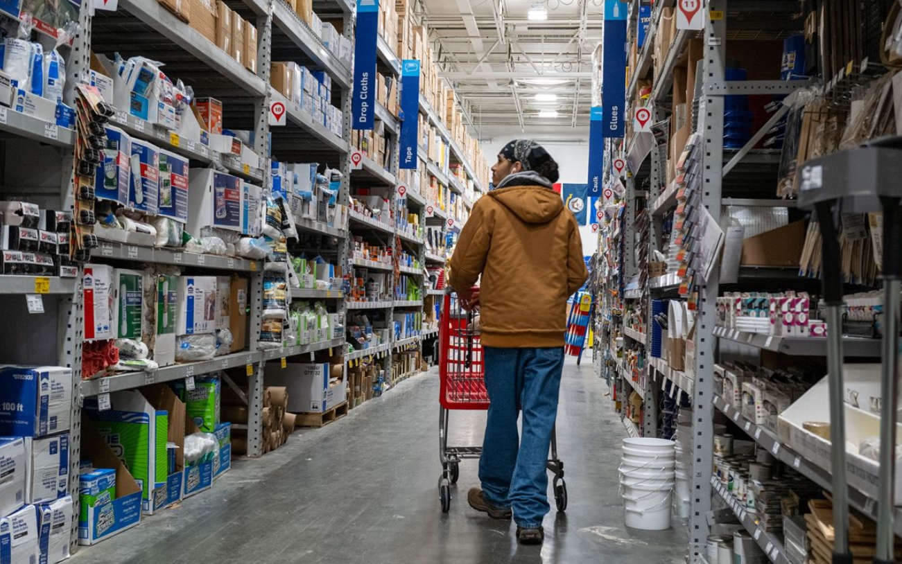 홈디포 매장에서 진열대를 살피는 고객
