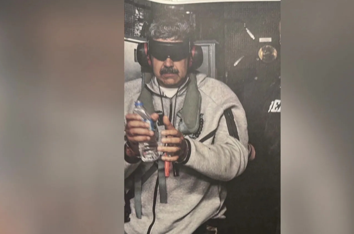 수갑을 찬 채 호송되는 마두로